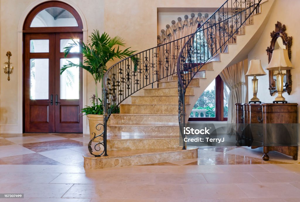 Superbe hall d'entrée avec un escalier en fer forgé dans la propriété - Photo de Escalier libre de droits