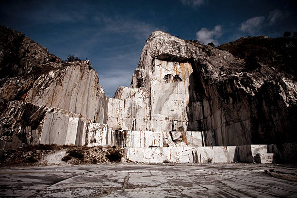 dramática marble pedreira - quarry imagens e fotografias de stock