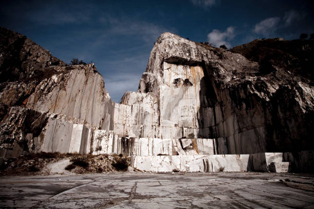 эффектные мраморная карьер - quarry стоковые фото и изображения