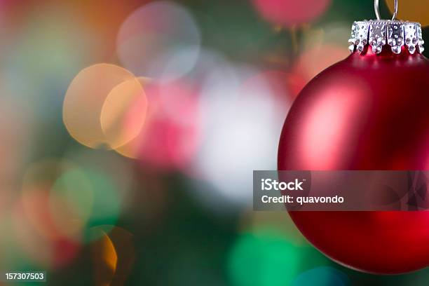 Bombka Z Oświetlony Drzewo W Tle Miejsce Na Tekst - zdjęcia stockowe i więcej obrazów Bibelot - Bibelot, Boże Narodzenie, Czerwony
