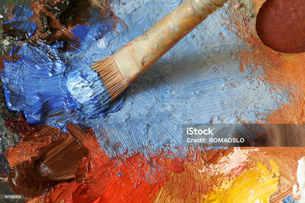 Pinsel mit Ölfarbe auf einer klassischen Farbpalette-XL - Lizenzfrei Pinsel Stock-Foto