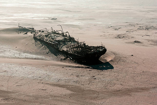 barco naufragio del costa de los esqueletos - steiner fotografías e imágenes de stock