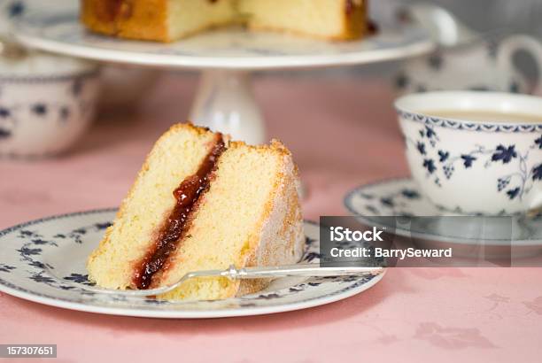 Slice Of Victoria Сэндвич — стоковые фотографии и другие картинки Бисквитный торт - Бисквитный торт, Варенье, Кафе-кондитерская