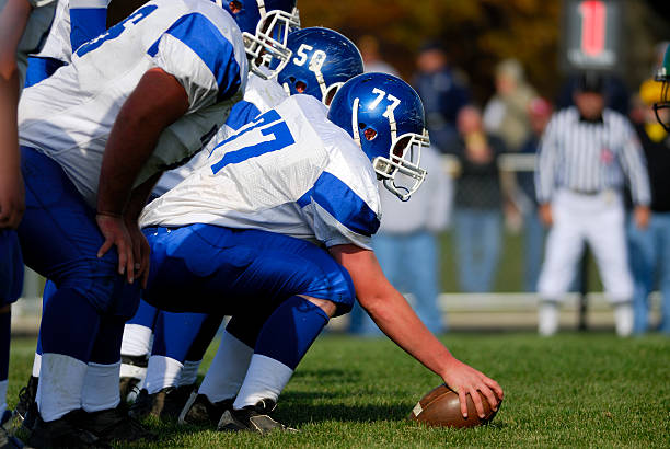 American Football players. Center and the offensive line on a American Football team. (High School) offensive line stock pictures, royalty-free photos & images