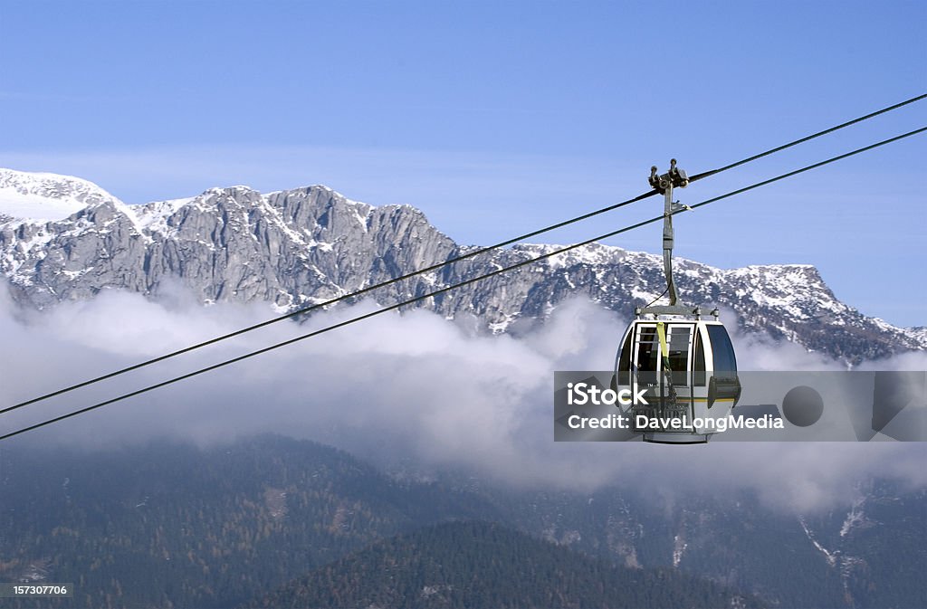 Tramway croissant dans les Alpes - Photo de Téléphérique libre de droits