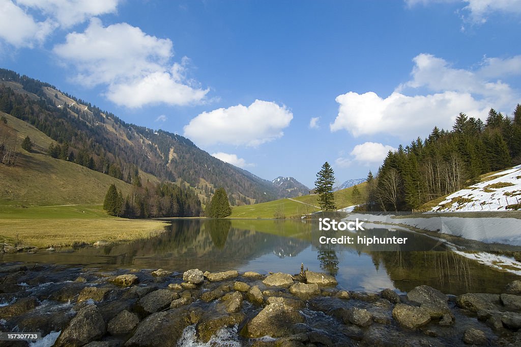 Pintoresco lago de montaña la primavera en la región de los Alpes - Foto de stock de Agua libre de derechos
