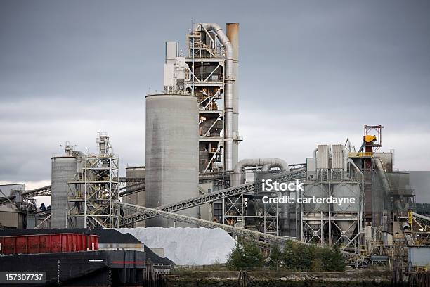 Fábrica De Cemento O Fabricación De Cemento E Industria Pesada Foto de stock y más banco de imágenes de Cemento