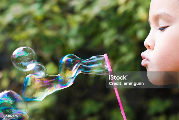 Soplando Burbujas Foto de stock y más banco de imágenes de Niño pequeño - Niño pequeño, Soplador de burbujas de jabón, Etnias asiáticas e indias