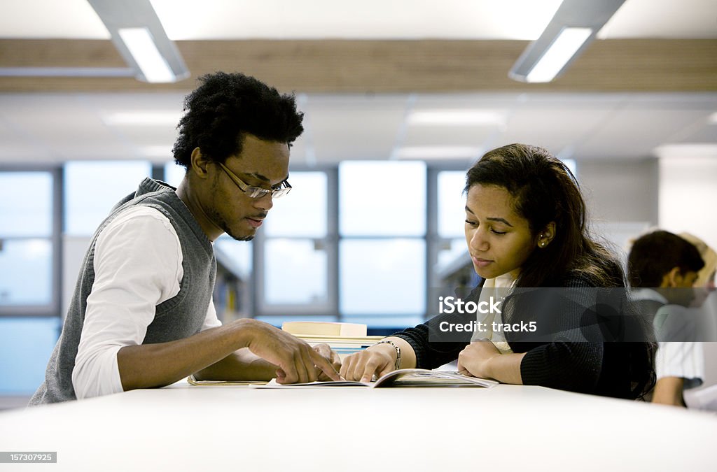 Jeunes étudiants: Un couple d'étudiants travaillant ensemble - Photo de Étudiant en université libre de droits