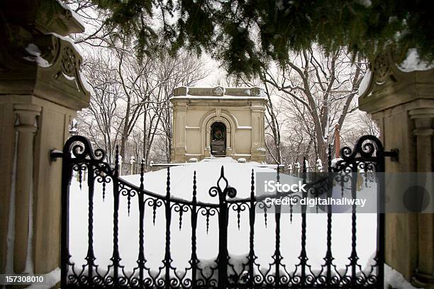 Mausoleo Foto de stock y más banco de imágenes de Cementerio - Cementerio, Invierno, Aire libre