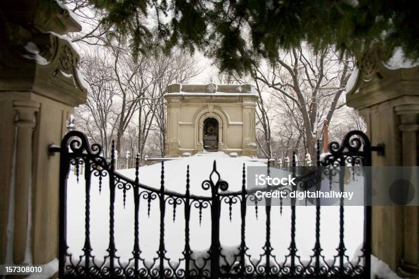 Photo libre de droit de Mausolée banque d'images et plus d'images libres de droit de Cimetière - Cimetière, Hiver, Antique