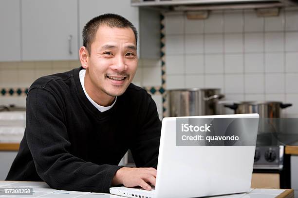 アジアの男性のノートパソコンにキッチン笑顔でカメラcopyspace - ノートパソコンのストックフォトや画像を多数ご用意 - ノートパソコン, カメラ目線, クローズアップ