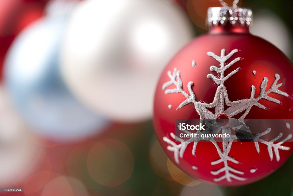 Decorazione di Natale con fiocchi di neve da vicino, spazio di copia - Foto stock royalty-free di Albero