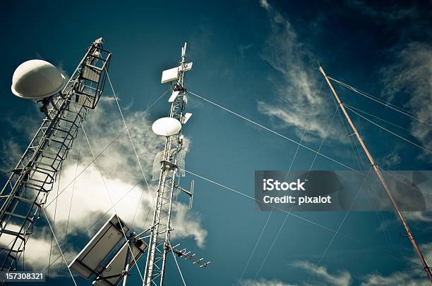 Trasmettitoriinthesky - Fotografie stock e altre immagini di Antenna - Attrezzatura per le telecomunicazioni - Antenna - Attrezzatura per le telecomunicazioni, Antenna parabolica, Cavo - Componente elettrico