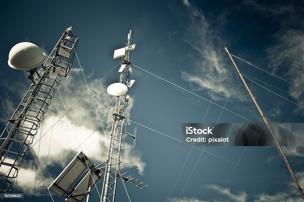 Transmissores in the Sky (expressão inglesa - Royalty-free Antena - Equipamento de Telecomunicações Foto de stock