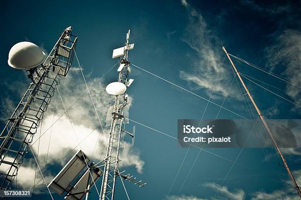 Transmissores In The Sky Expressão Inglesa - Fotografias de stock e mais imagens de Antena - Equipamento de Telecomunicações - Antena - Equipamento de Telecomunicações, Antena Parabólica, Auscultador de Telefone