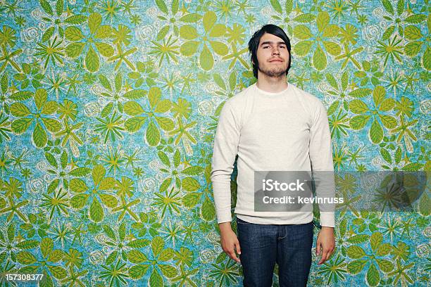 복고풍 젊은 남자 있는 파란색 버처 벽지용 벽 꽃무늬에 대한 스톡 사진 및 기타 이미지 - 꽃무늬, 벽지, 고풍스런