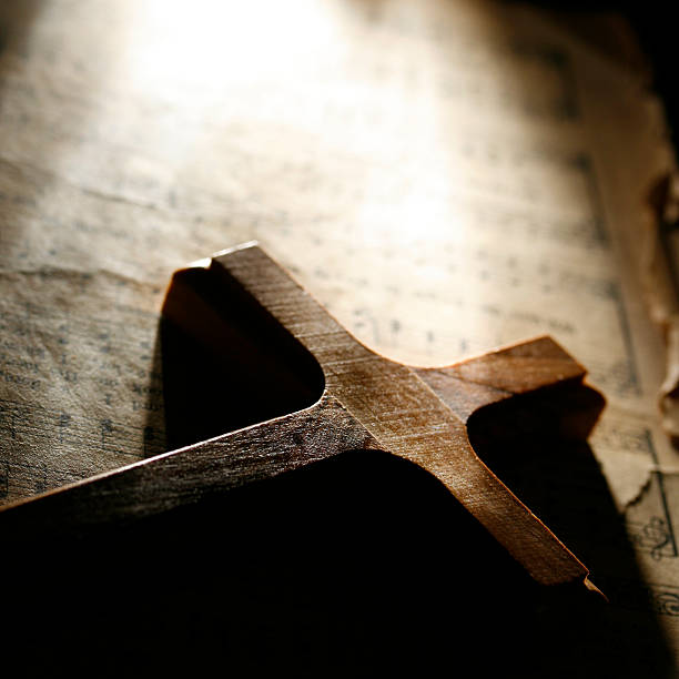 деревянный крест и сборник псалмов - sheet music hymnal antique old стоковые фото и изображения