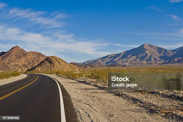Deserto Vista Com Uma Curva Estrada - Fotografias de stock e mais imagens de América do Norte - América do Norte, Ao Ar Livre, As Américas