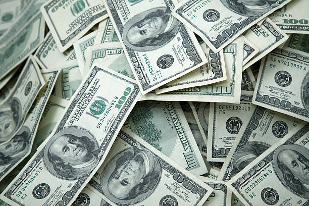 geld haufen 100,-us-dollar-noten in der hand - währung stock-fotos und bilder