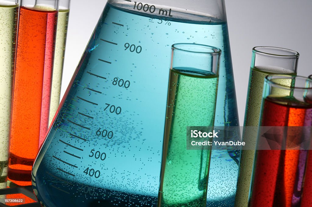 Attrezzature di laboratorio di ricerca con liquido colorato - Foto stock royalty-free di Becher