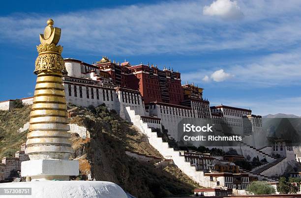 Palácio De Potala O Tibete - Fotografias de stock e mais imagens de Palácio de Potala - Palácio de Potala, Ao Ar Livre, Arquitetura