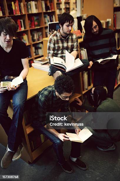 Grupa Młody Mężczyzna Studentów Czytania W Księgarni - zdjęcia stockowe i więcej obrazów 18-19 lat