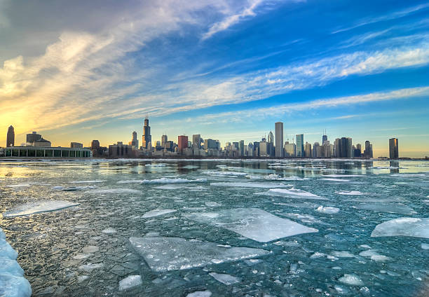 große icy blick auf die skyline von chicago - chicago illinois lake hancock building stock-fotos und bilder