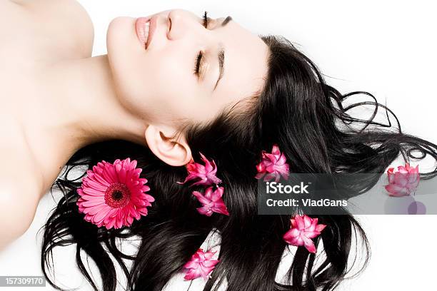 Closeup Di Bel Viso Con Fiori - Fotografie stock e altre immagini di Adulto - Adulto, Allegro, Beautiful Woman