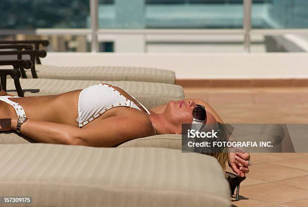 Suntanning En Panamá Foto de stock y más banco de imágenes de Dormitar - Dormitar, Piscina, Seno