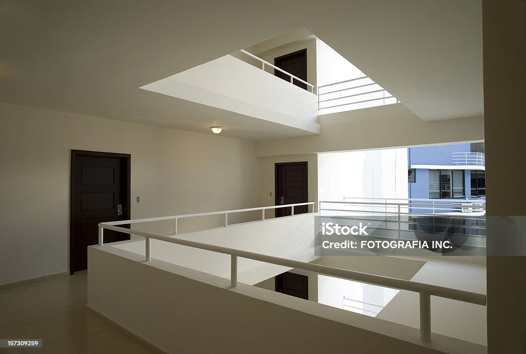 Nuevo condominio Corredor - Foto de stock de Pasillo - Característica de edificio libre de derechos