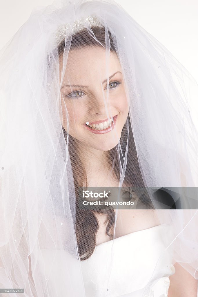 Bella sorridente giovane velato sposa in abito da sposa bianco - Foto stock royalty-free di Abito da sposa