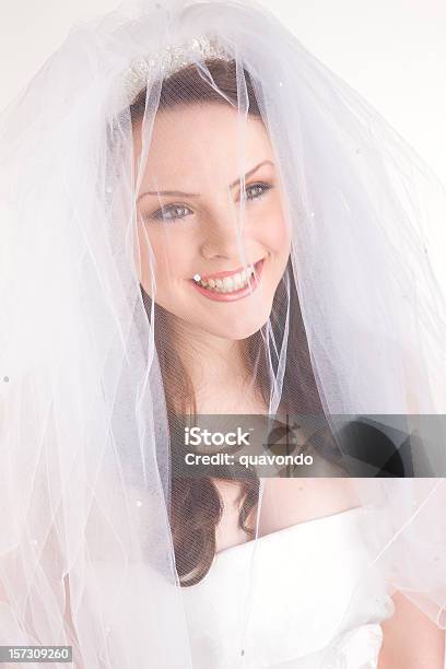 Linda Jovem Sorridente Veiled Noiva Em Casamento Branco Vestido De - Fotografias de stock e mais imagens de 20-29 Anos