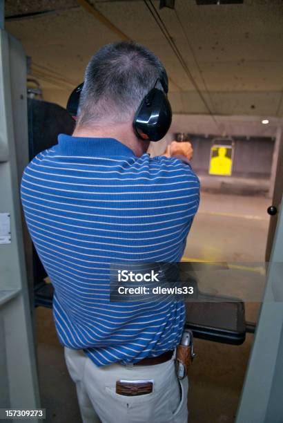 Práctica De Pistola Foto de stock y más banco de imágenes de 35-39 años - 35-39 años, 40-44 años, Adulto