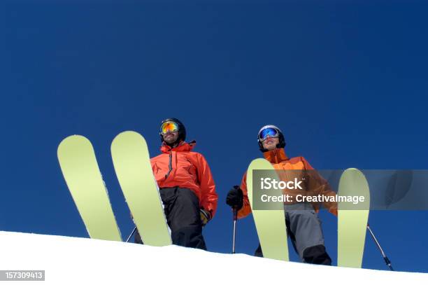 Skiers Foto de stock y más banco de imágenes de Actividad - Actividad, Adulto, Aire libre