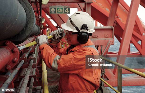 Mann Arbeitet Auf Bohrinsel Stockfoto und mehr Bilder von Bohrinsel - Bohrinsel, Meer, Ingenieur