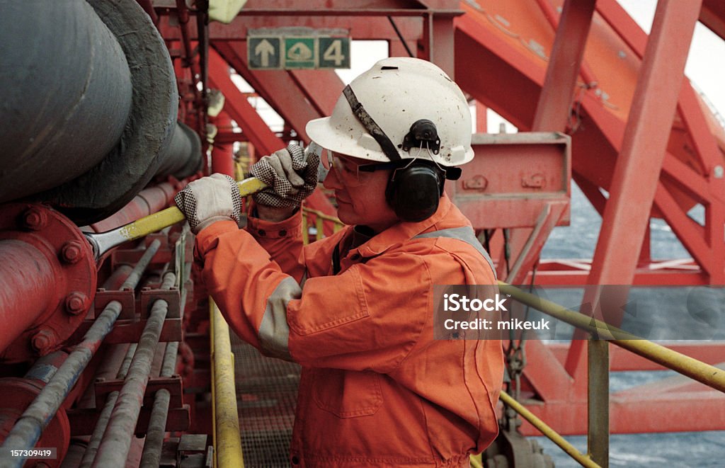 Człowiek pracy na oil rig - Zbiór zdjęć royalty-free (Platforma naftowa)