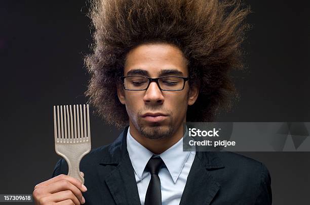 Uomo Daffari Con Pettine Afro Stile Di Capelli - Fotografie stock e altre immagini di Abbigliamento elegante - Abbigliamento elegante, Adulto, Affari