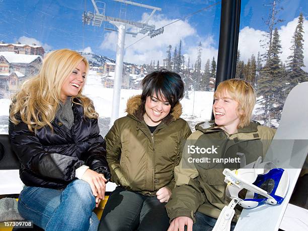 Ski Resortspaß Stockfoto und mehr Bilder von 16-17 Jahre - 16-17 Jahre, 20-24 Jahre, Aufregung