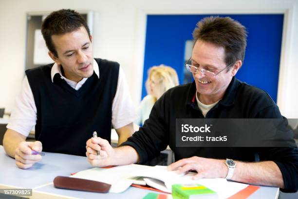 Erwachsene Bildung Einzelunterricht Zwischen Einer Ältere Schüler Und Lehrer Stockfoto und mehr Bilder von Akademisches Lernen