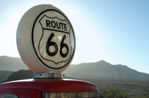 vintage benzin pumpe route 66 - route 66 road number 66 highway stock-fotos und bilder