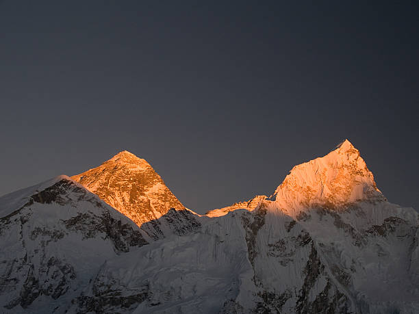 everest pôr-do-sol - kala pattar - fotografias e filmes do acervo