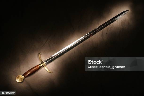 Espada Foto de stock y más banco de imágenes de Espada - Espada, Medieval, Resplandeciente