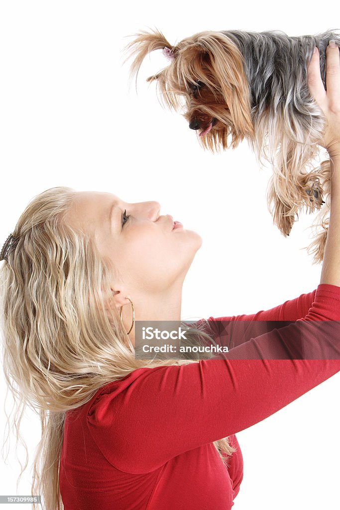 Bonita rubia mujer con su perro - Foto de stock de 20 a 29 años libre de derechos