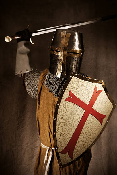 knight o insediamento crociato con spada e scudo attacco - crociate foto e immagini stock