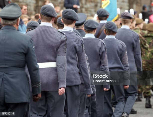 Marchando Cadets De La Fuerza Aérea Foto de stock y más banco de imágenes de R.A.F. - R.A.F., Cadete, Día del Recuerdo