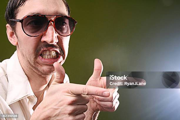 Schnurrbart Verkäufer Und Zeigt Geste Stockfoto und mehr Bilder von Anstößigkeit - Anstößigkeit, Männer, Humor