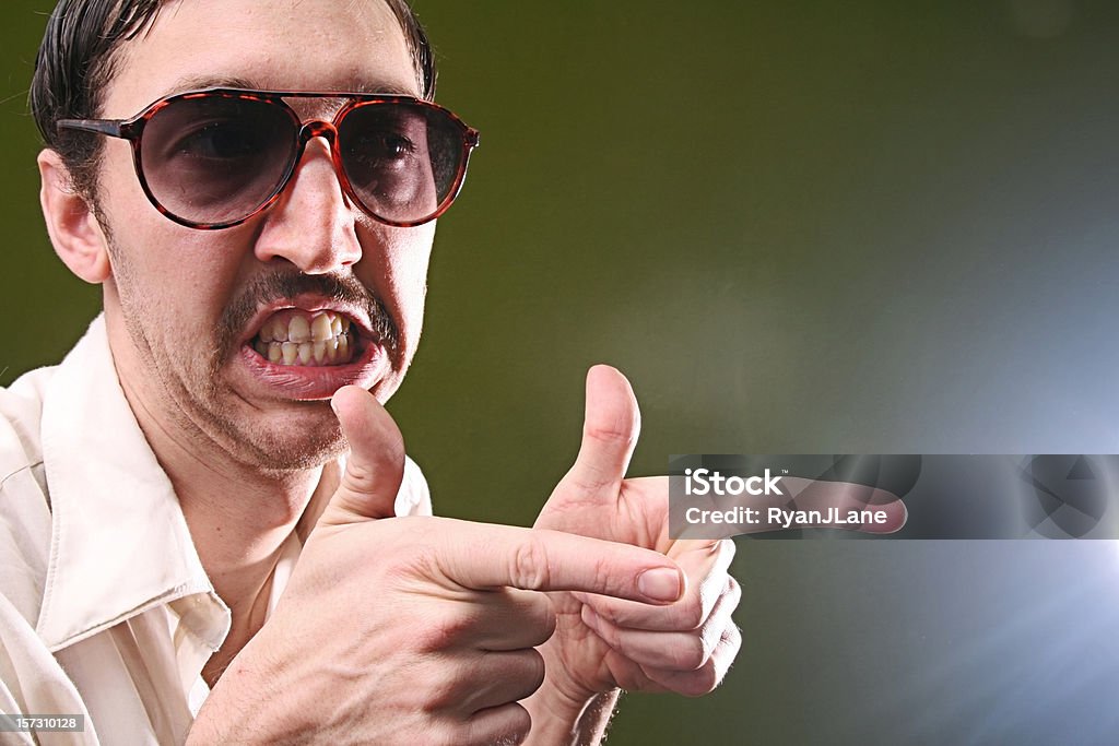 Moustache vendeur et pointant geste - Photo de Sordide libre de droits