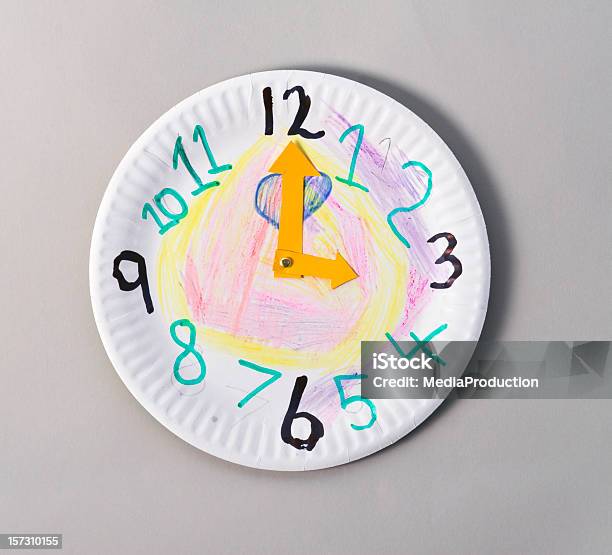 Falsa Reloj Foto de stock y más banco de imágenes de Reloj - Reloj, Plato de papel, Hecho en casa