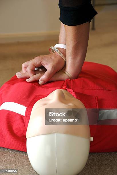 Cpr La Práctica De Prueba Foto de stock y más banco de imágenes de Reanimación cardiopulmonar - Reanimación cardiopulmonar, Primeros auxilios, Botiquín de primeros auxilios